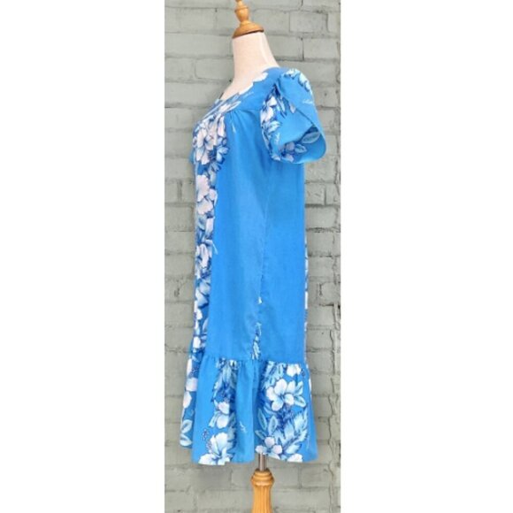 Vintage 1980s Hawaiian print dress. Gorgeous pastel blue with white hibiscus - Picture 3 of 10